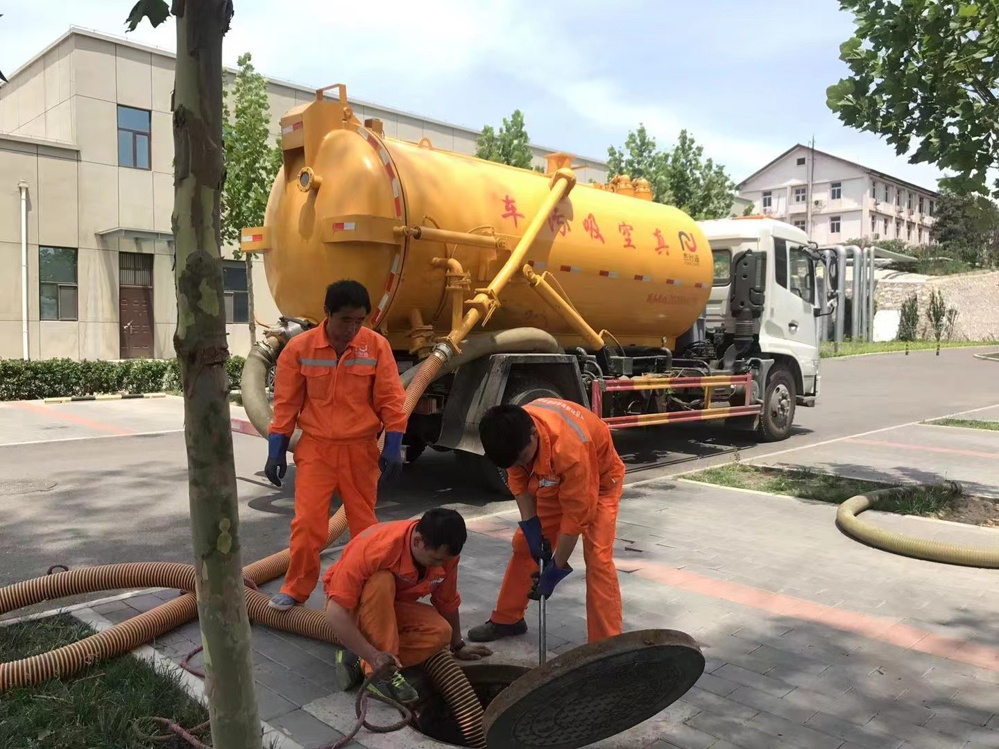 南岸管道疏通车停在窨井附近