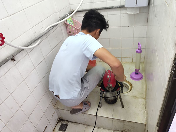 南岸管道堵塞冒臭气 专业师傅现场解决问题