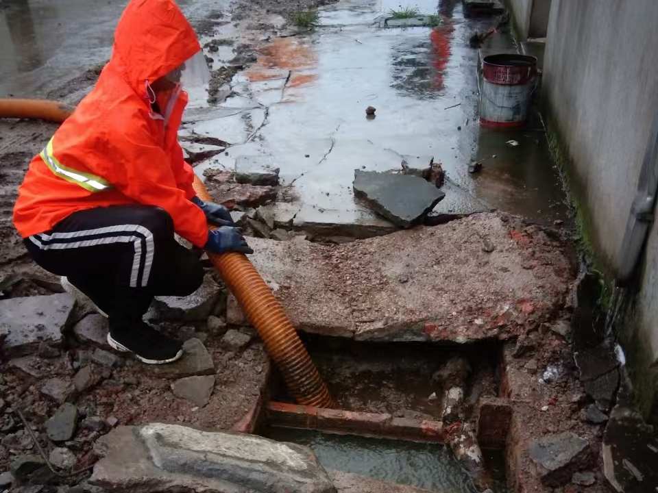 南岸专业清理污水池 炜誉市政以规范流程守护城市 “肠道”